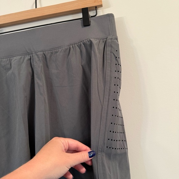 Women’s Under Armour Gray 9 inch inseam Athletic Shorts Lightweight size large - Picture 3 of 6